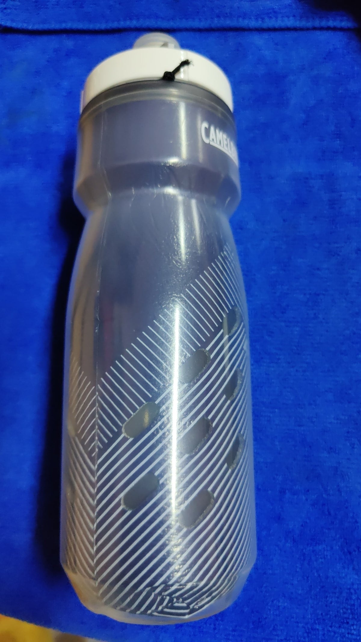 TERMO CAMELBAK INSULADO 21 ONZA NEGRO-BLANCO-PERFORADO